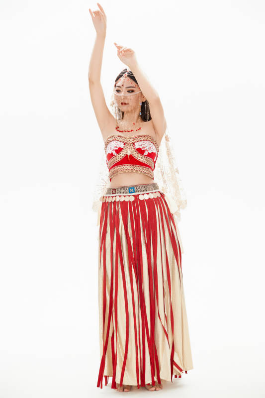 穿着印度传统风格服饰的肚皮舞演员图片