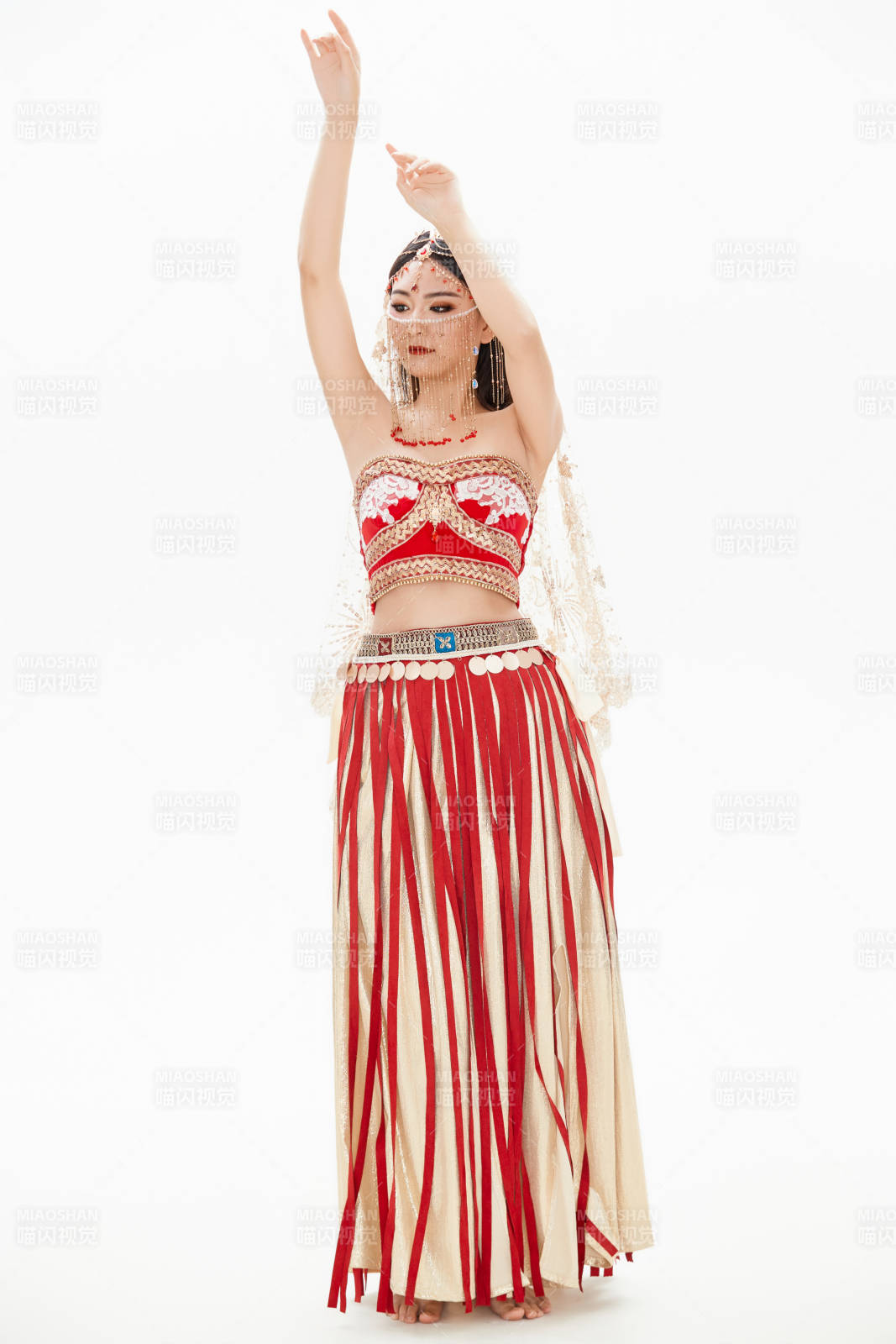 穿着印度传统风格服饰的肚皮舞演员图片