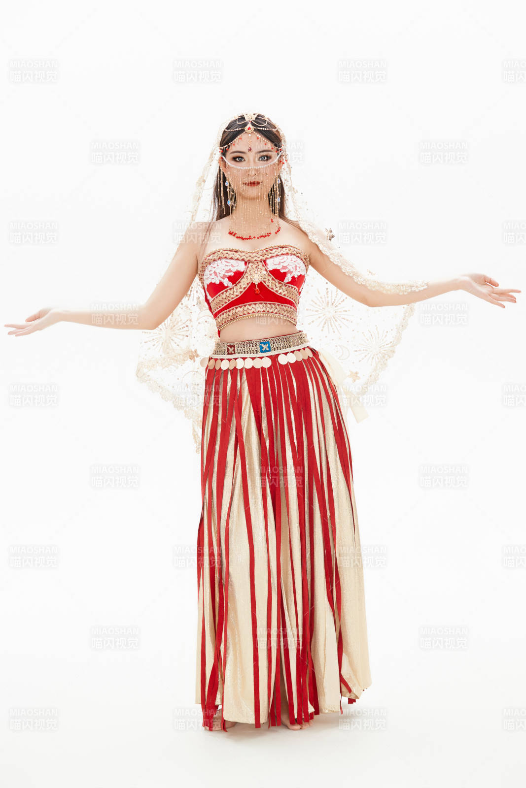 穿着印度传统风格服饰的肚皮舞演员图片