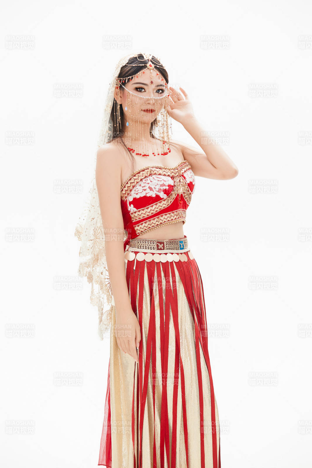 穿着印度传统风格服饰的肚皮舞演员图片
