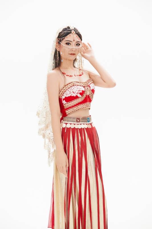 穿着印度传统风格服饰的肚皮舞演员图片