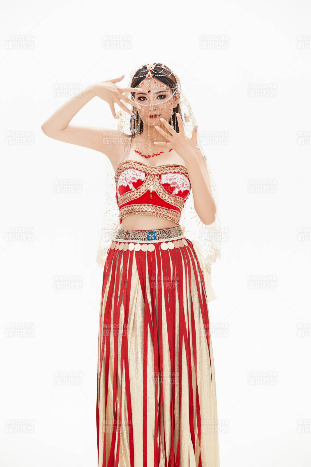 穿着印度传统风格服饰的肚皮舞演员图片
