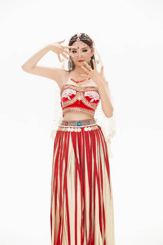 穿着印度传统风格服饰的肚皮舞演员图片