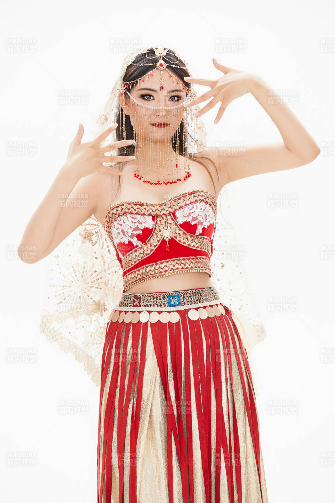 穿着印度传统风格服饰的肚皮舞演员图片