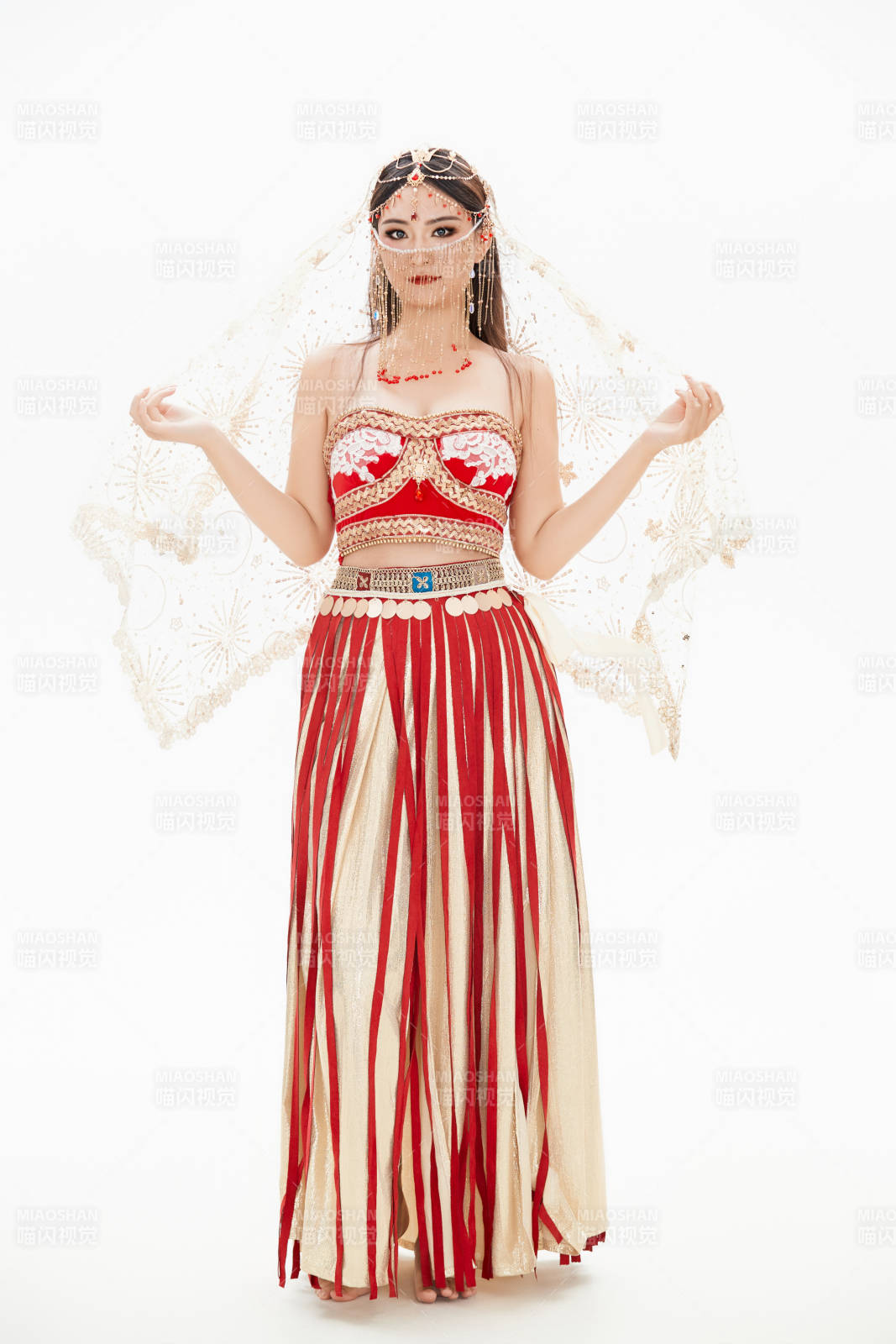 穿着印度传统风格服饰的肚皮舞演员图片