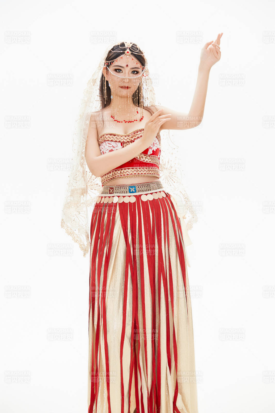 穿着印度传统风格服饰的肚皮舞演员图片