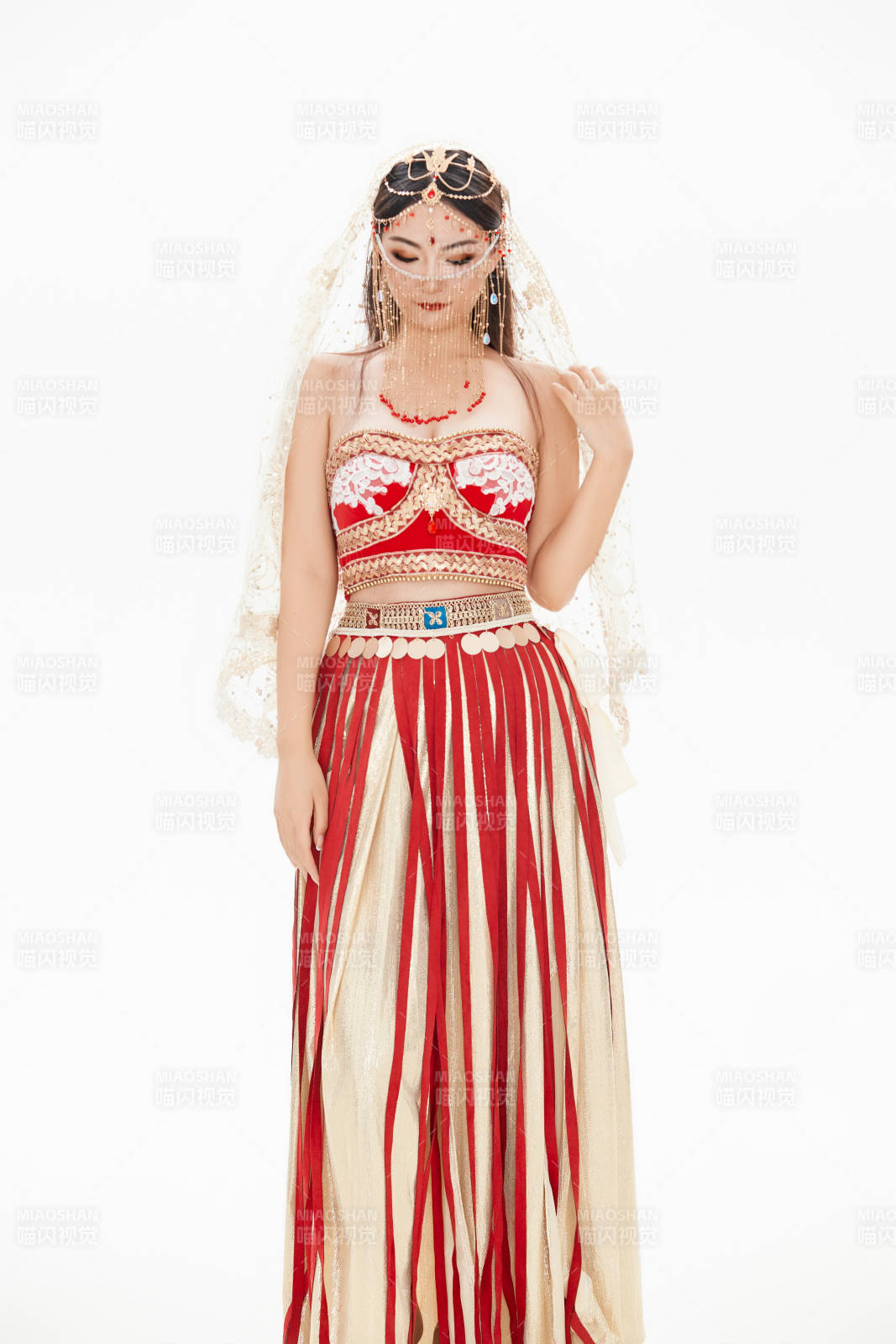 穿着印度传统风格服饰的肚皮舞演员图片