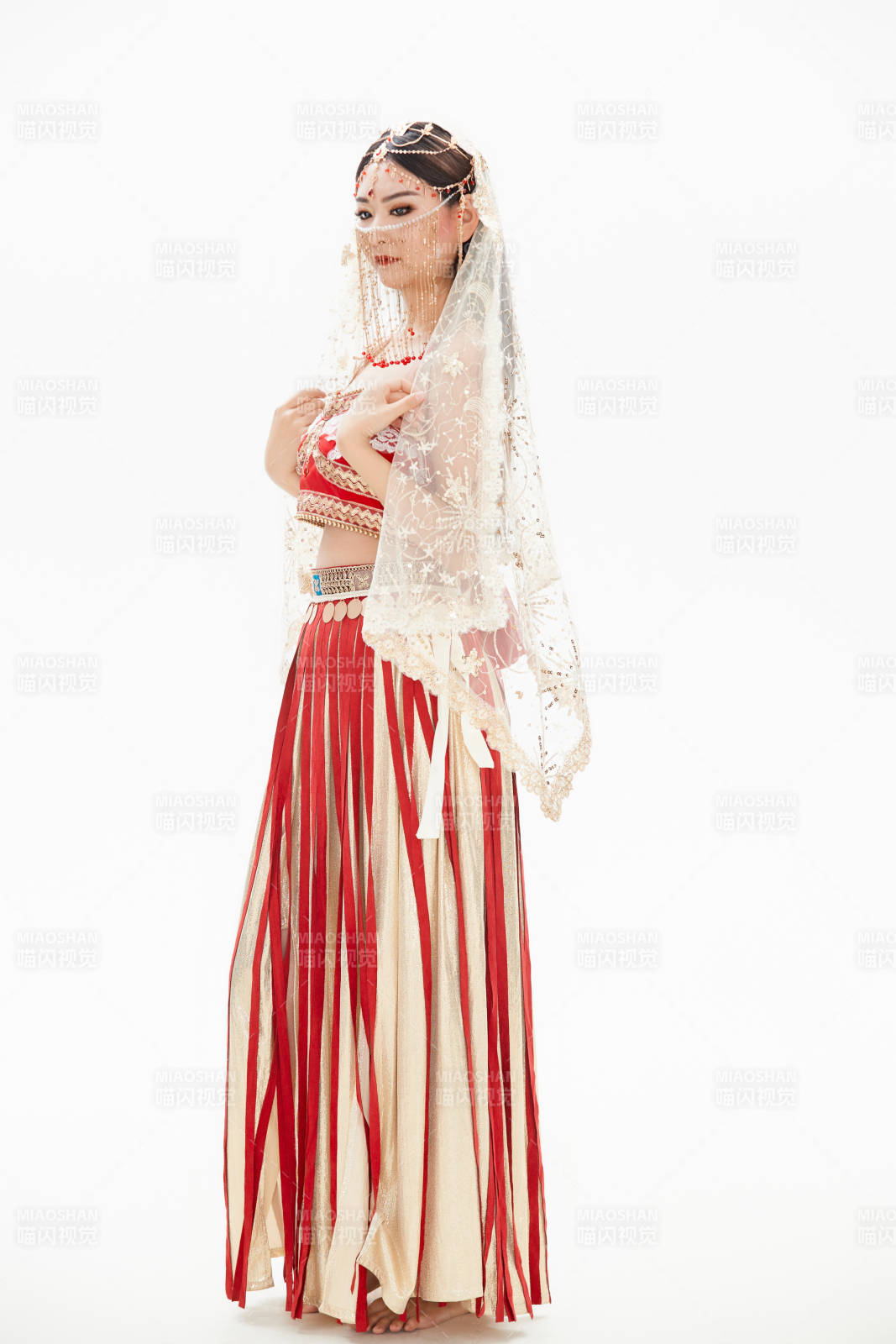 穿着印度传统风格服饰的肚皮舞演员图片