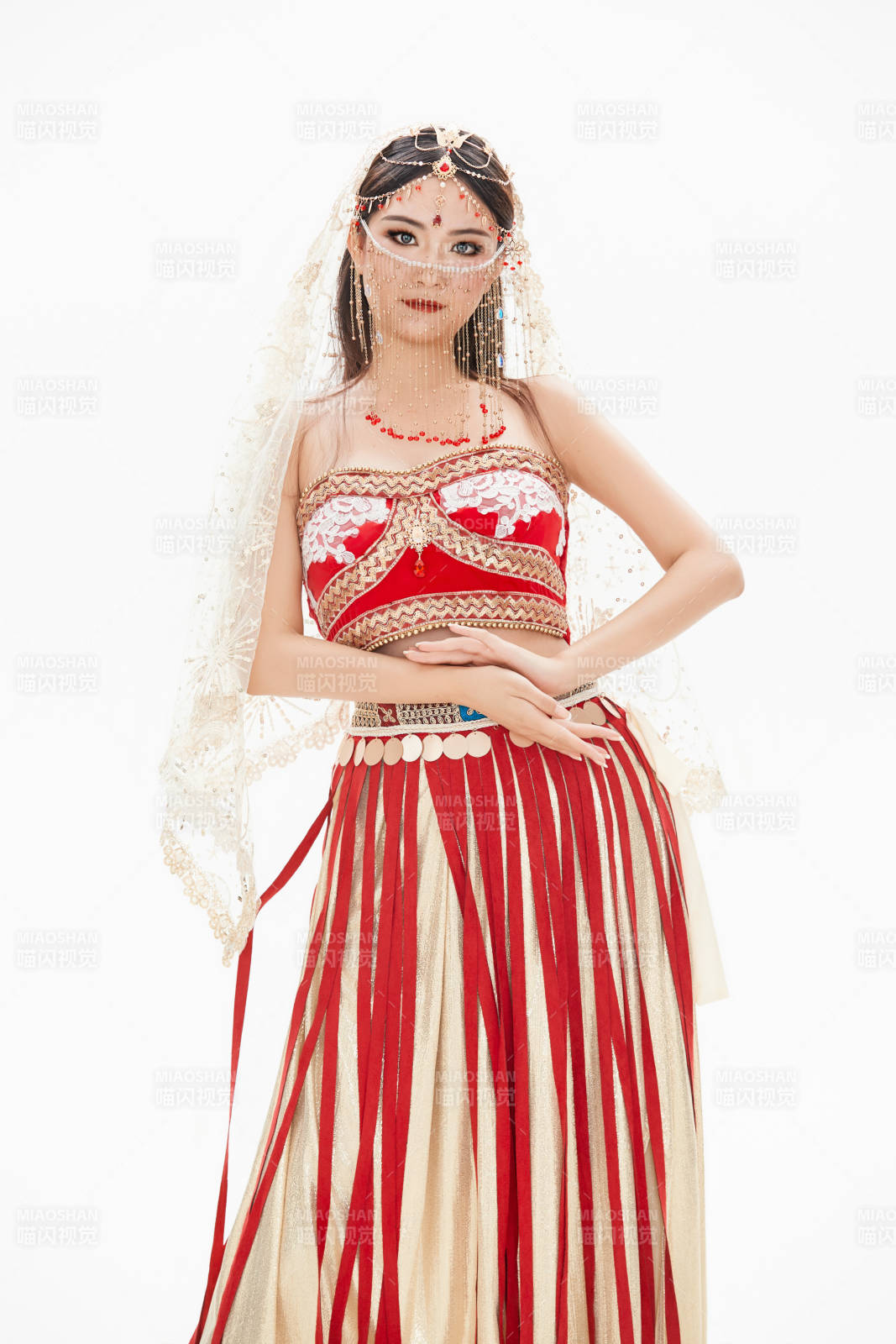 穿着印度传统风格服饰的肚皮舞演员图片