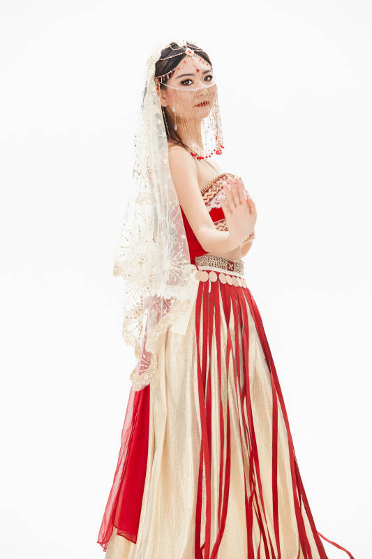 穿着印度传统风格服饰的肚皮舞演员图片