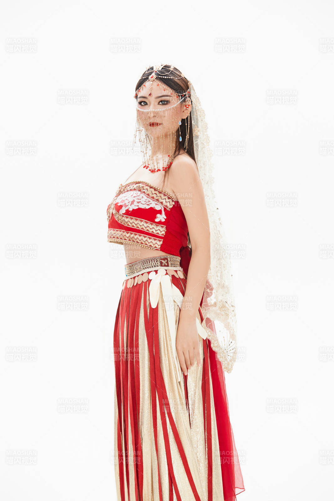 穿着印度传统风格服饰的肚皮舞演员图片