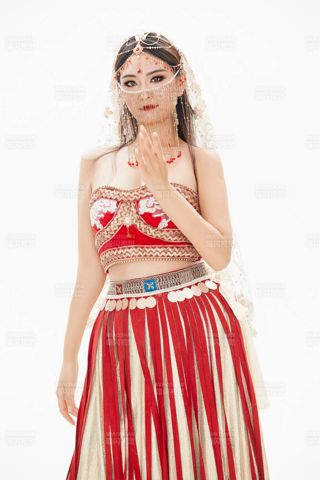 穿着印度传统风格服饰的肚皮舞演员图片