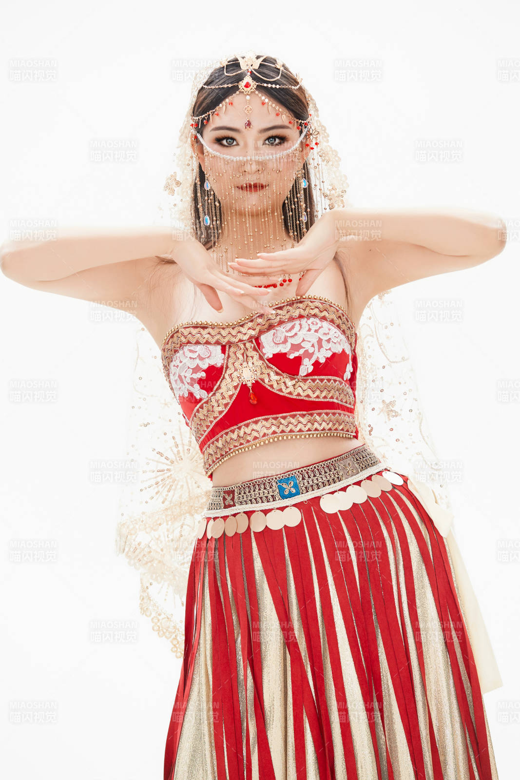 穿着印度传统风格服饰的肚皮舞演员图片