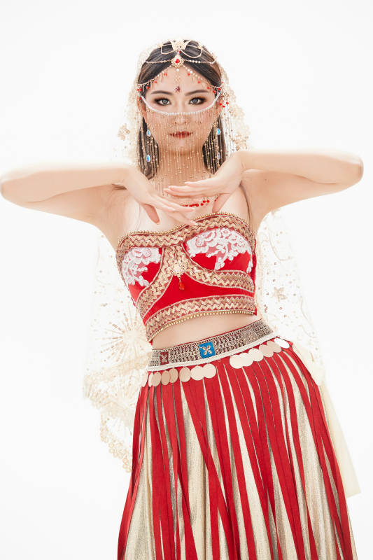 穿着印度传统风格服饰的肚皮舞演员图片