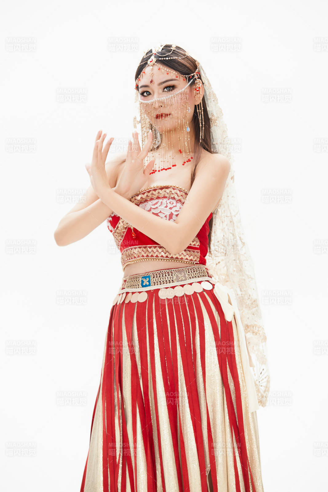 穿着印度传统风格服饰的肚皮舞演员图片