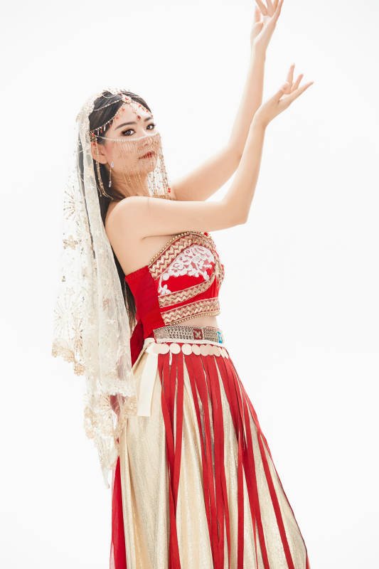 穿着印度传统风格服饰的肚皮舞演员图片