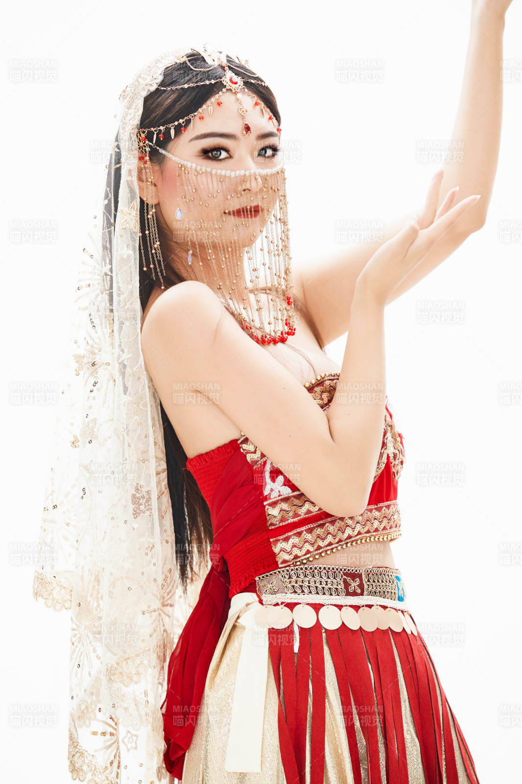 穿着印度传统风格服饰的肚皮舞演员图片