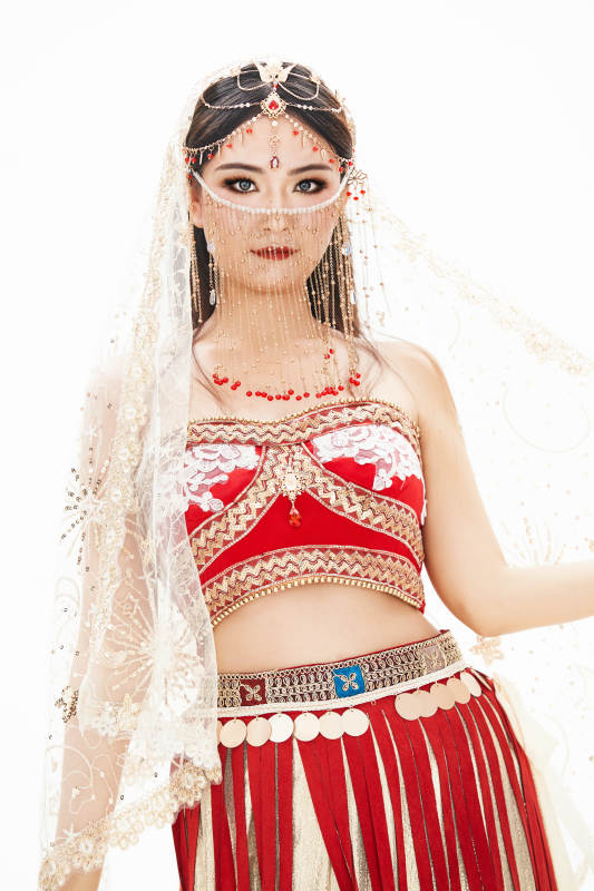 穿着印度传统风格服饰的肚皮舞演员图片
