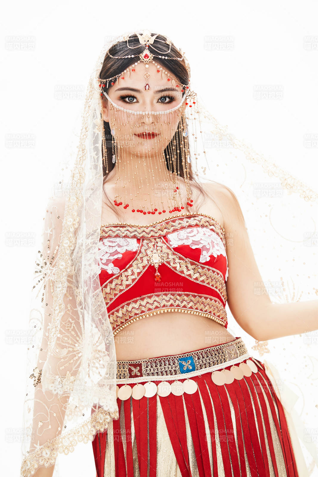 穿着印度传统风格服饰的肚皮舞演员图片