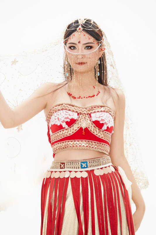 穿着印度传统风格服饰的肚皮舞演员图片