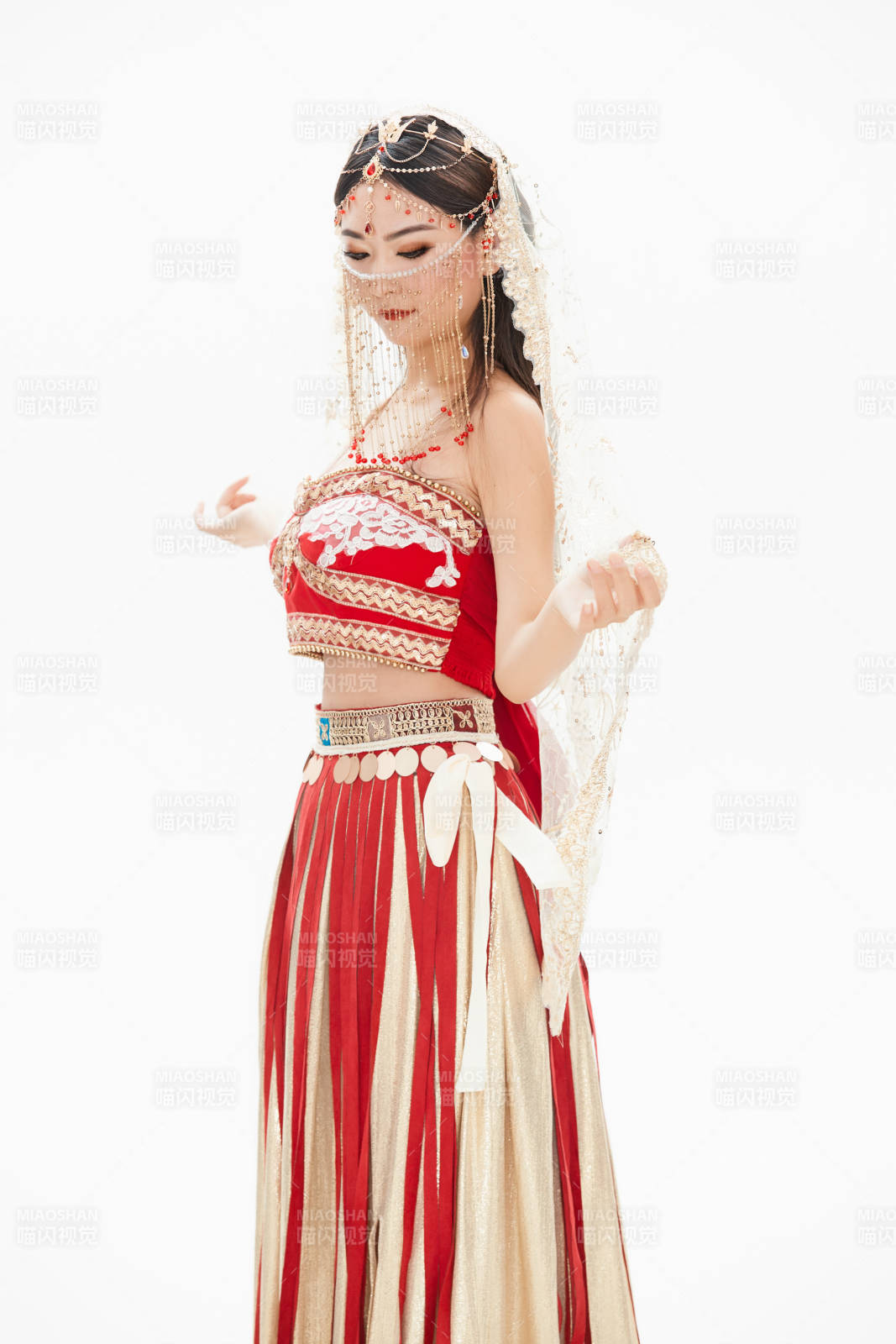 穿着印度传统风格服饰的肚皮舞演员图片