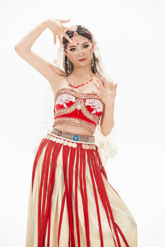 穿着印度传统风格服饰的肚皮舞演员图片