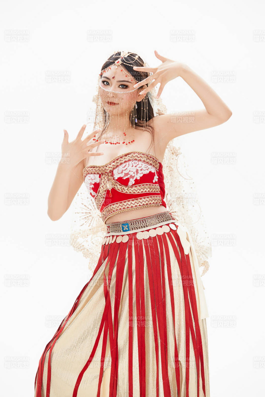 穿着印度传统风格服饰的肚皮舞演员图片