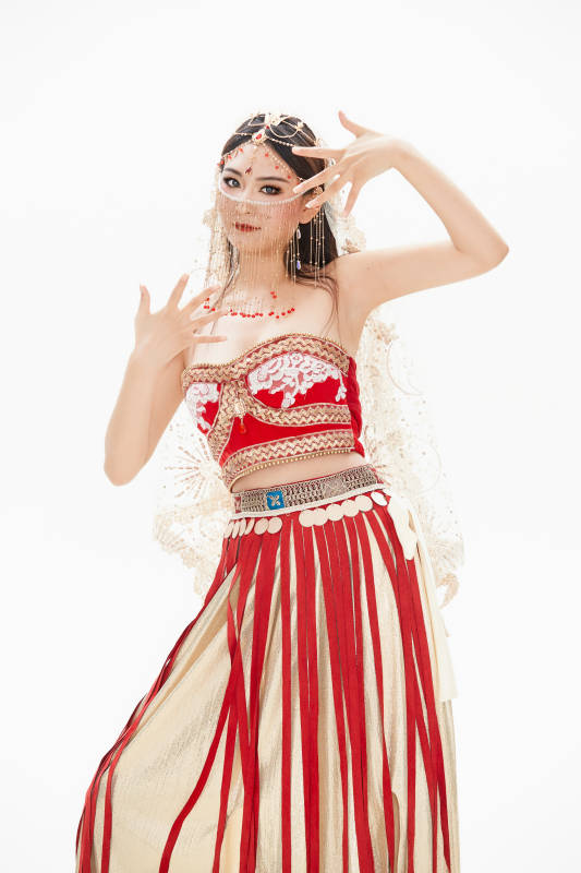 穿着印度传统风格服饰的肚皮舞演员图片