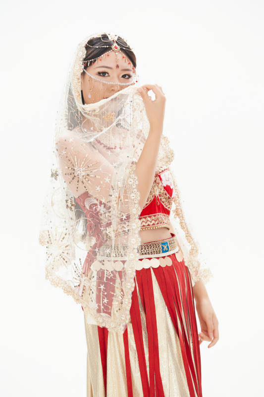 穿着印度传统风格服饰的肚皮舞演员图片