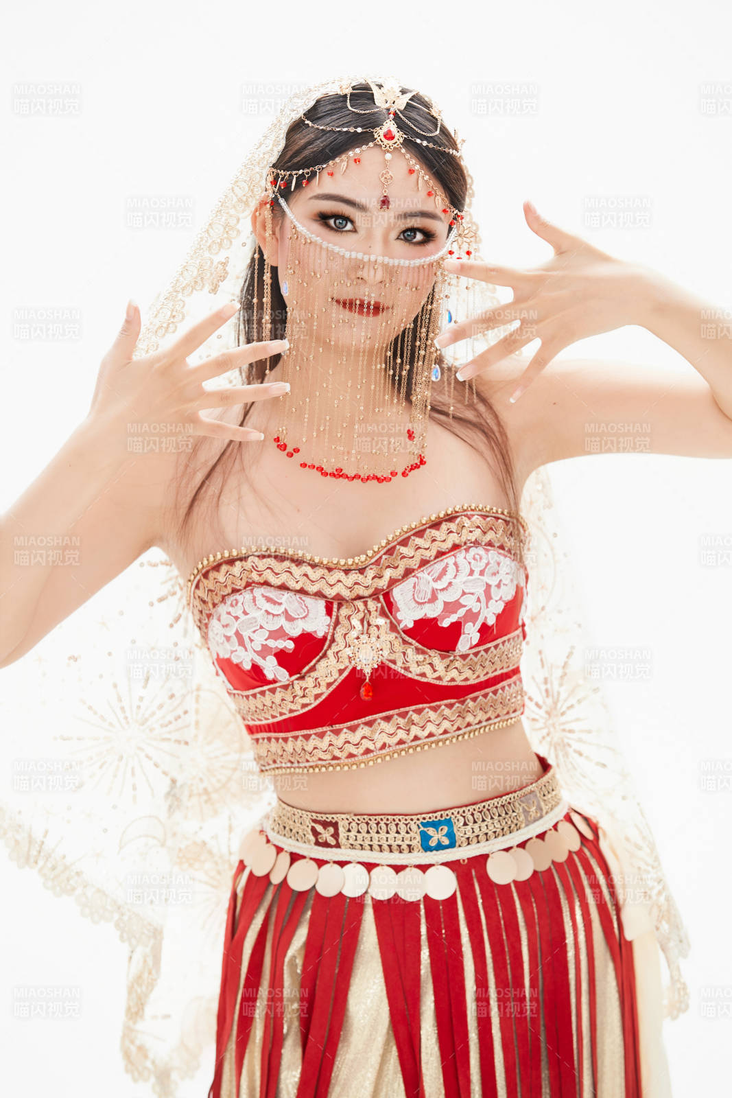 穿着印度传统风格服饰的肚皮舞演员图片