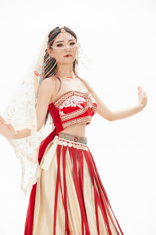 穿着印度传统风格服饰的肚皮舞演员图片