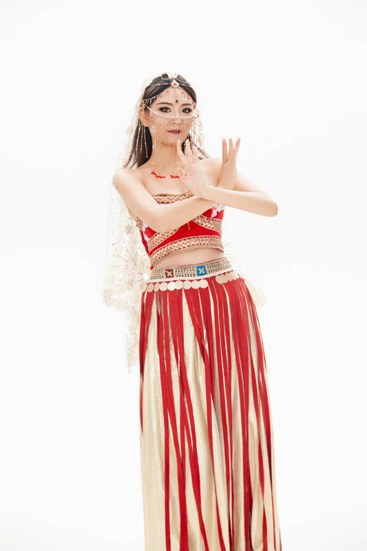 穿着印度传统风格服饰的肚皮舞演员图片