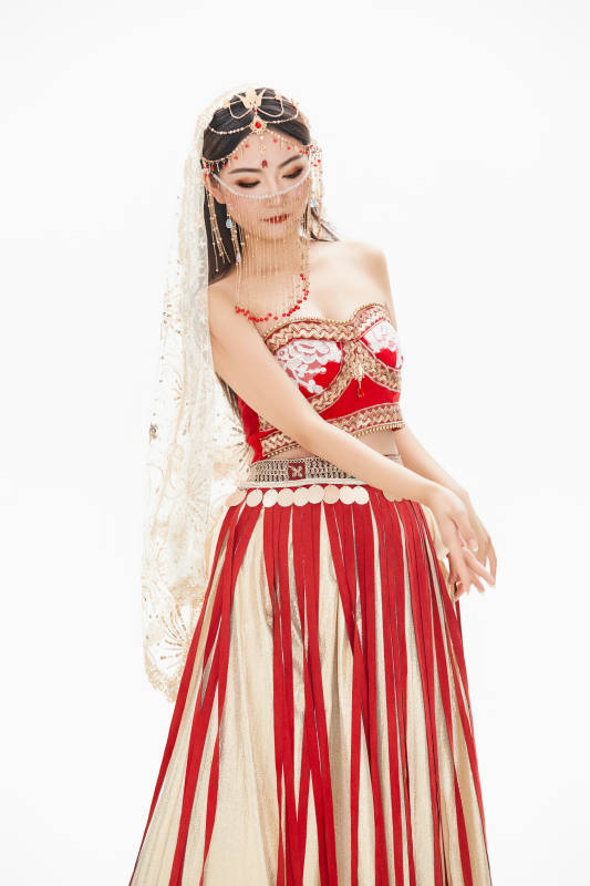 穿着印度传统风格服饰的肚皮舞演员图片