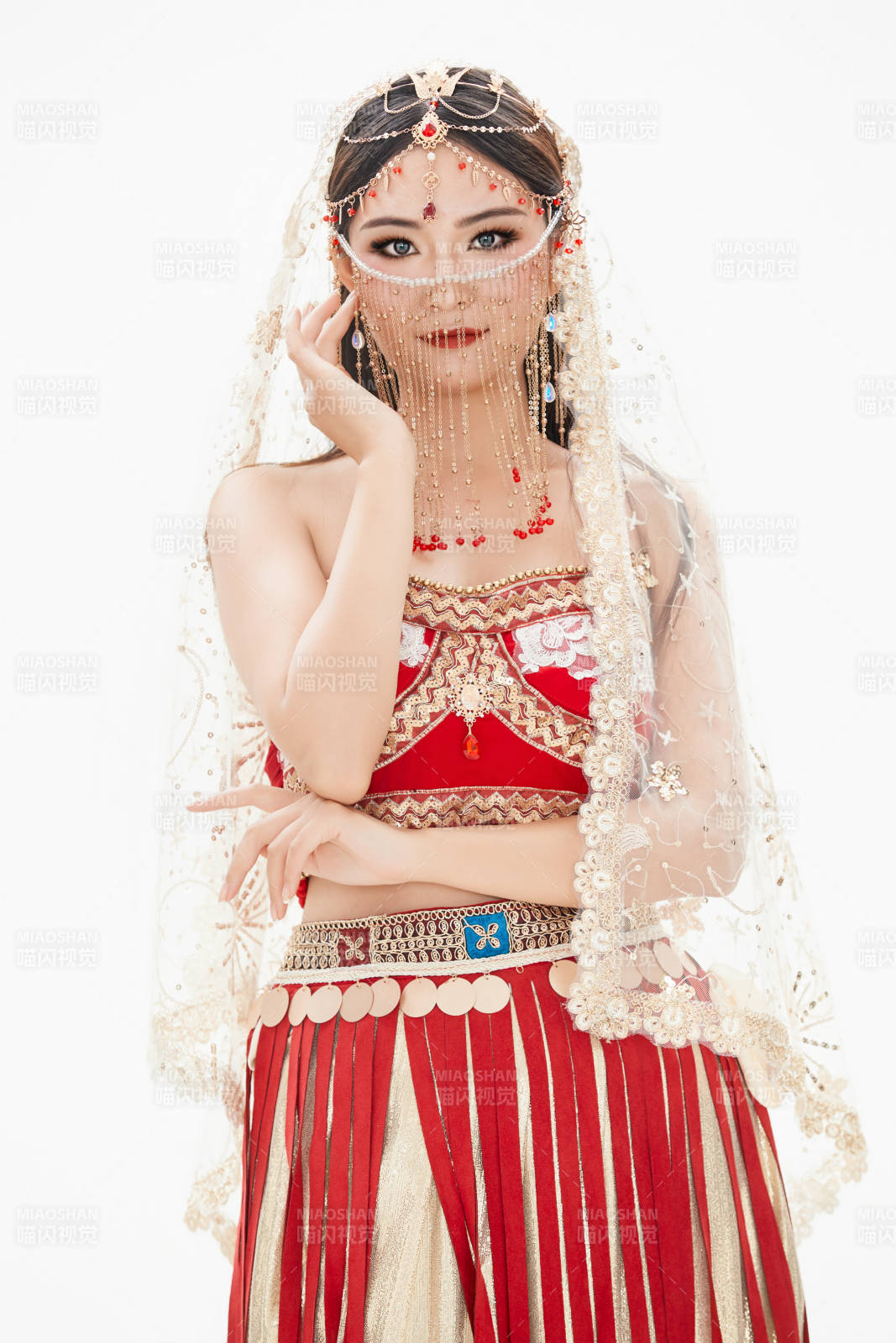 穿着印度传统风格服饰的肚皮舞演员图片