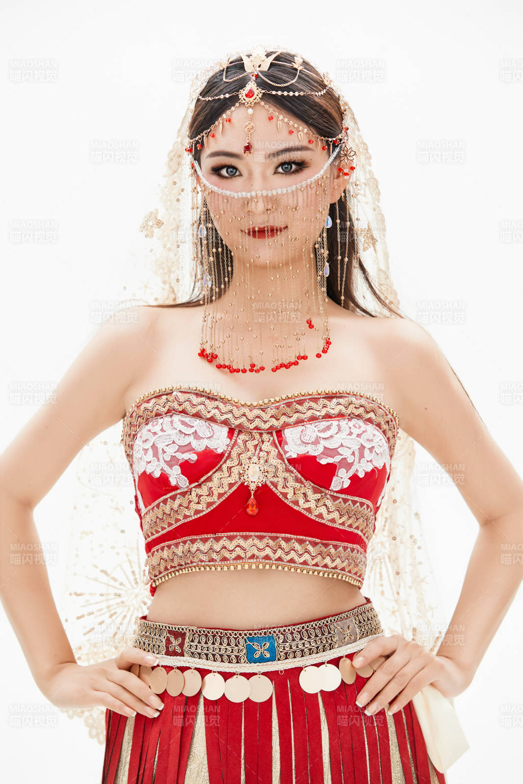 穿着印度传统风格服饰的肚皮舞演员图片