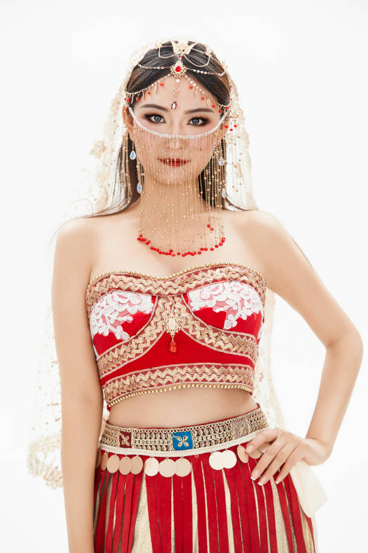 穿着印度传统风格服饰的肚皮舞演员图片