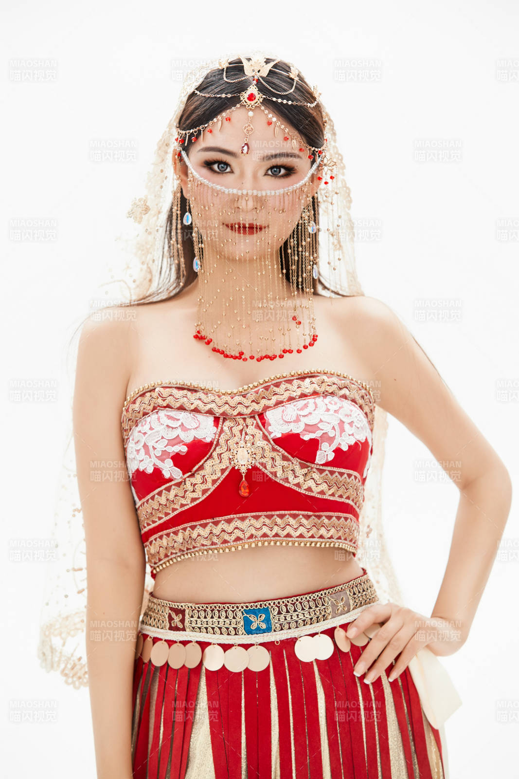 穿着印度传统风格服饰的肚皮舞演员图片