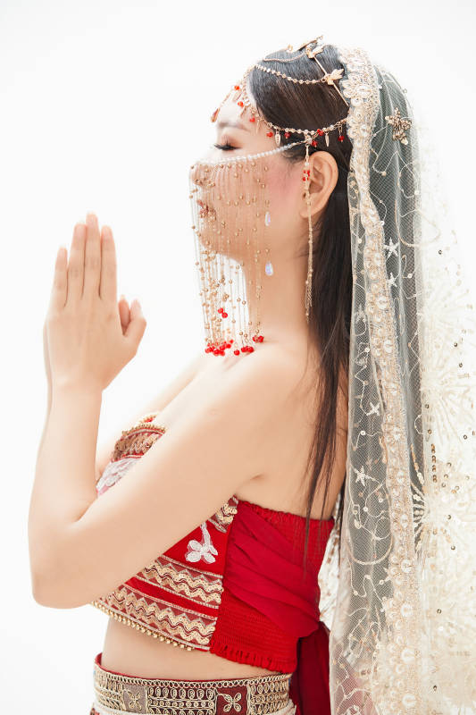 穿着印度传统风格服饰的肚皮舞演员图片