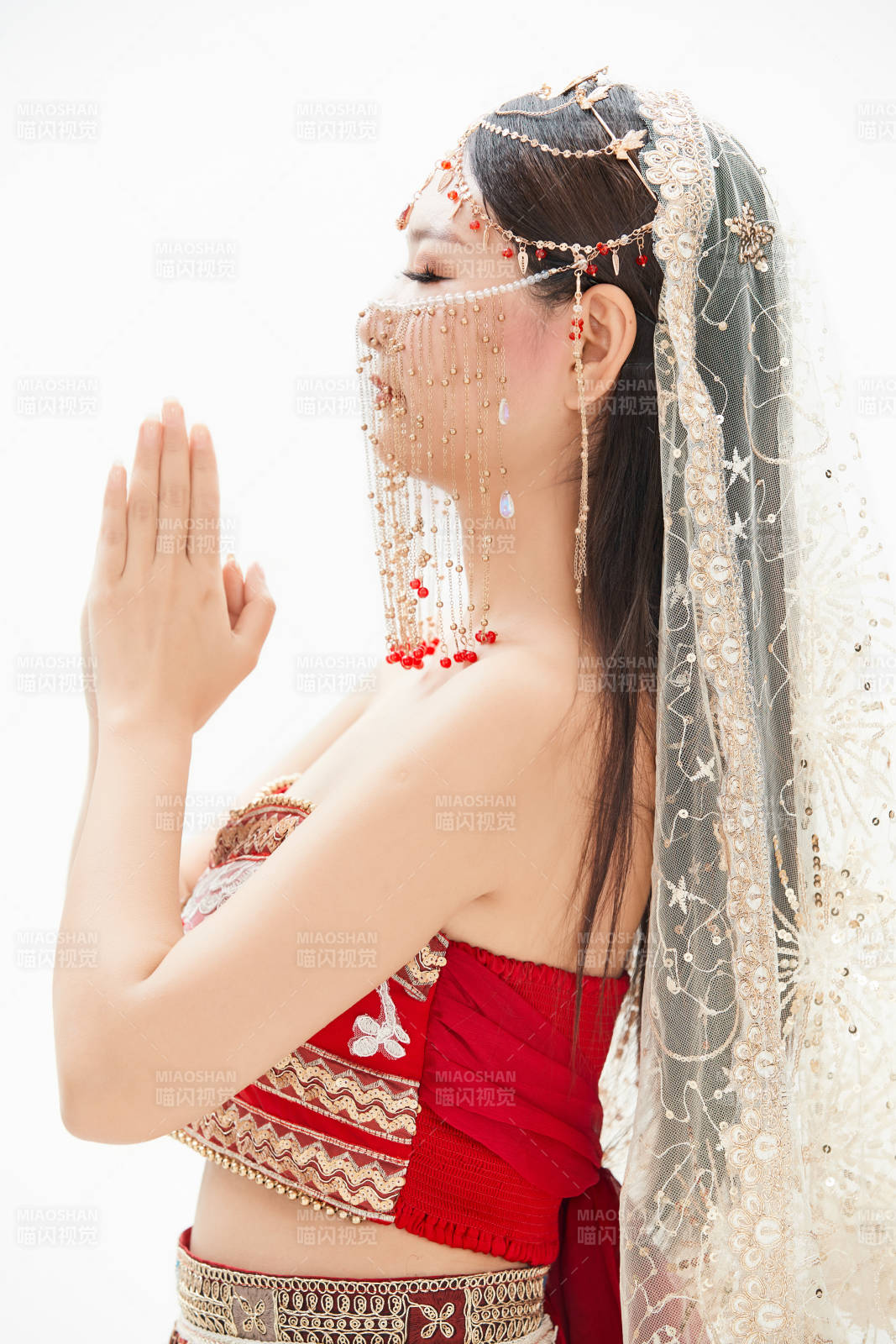 穿着印度传统风格服饰的肚皮舞演员图片