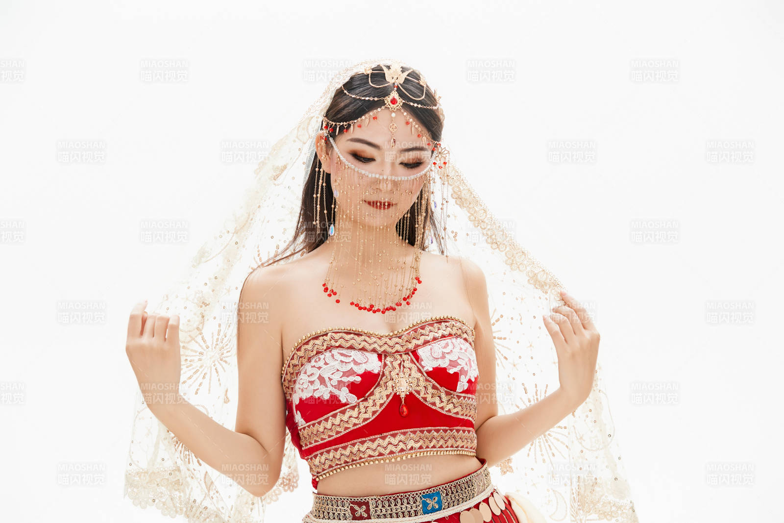 穿着印度传统风格服饰的肚皮舞演员图片