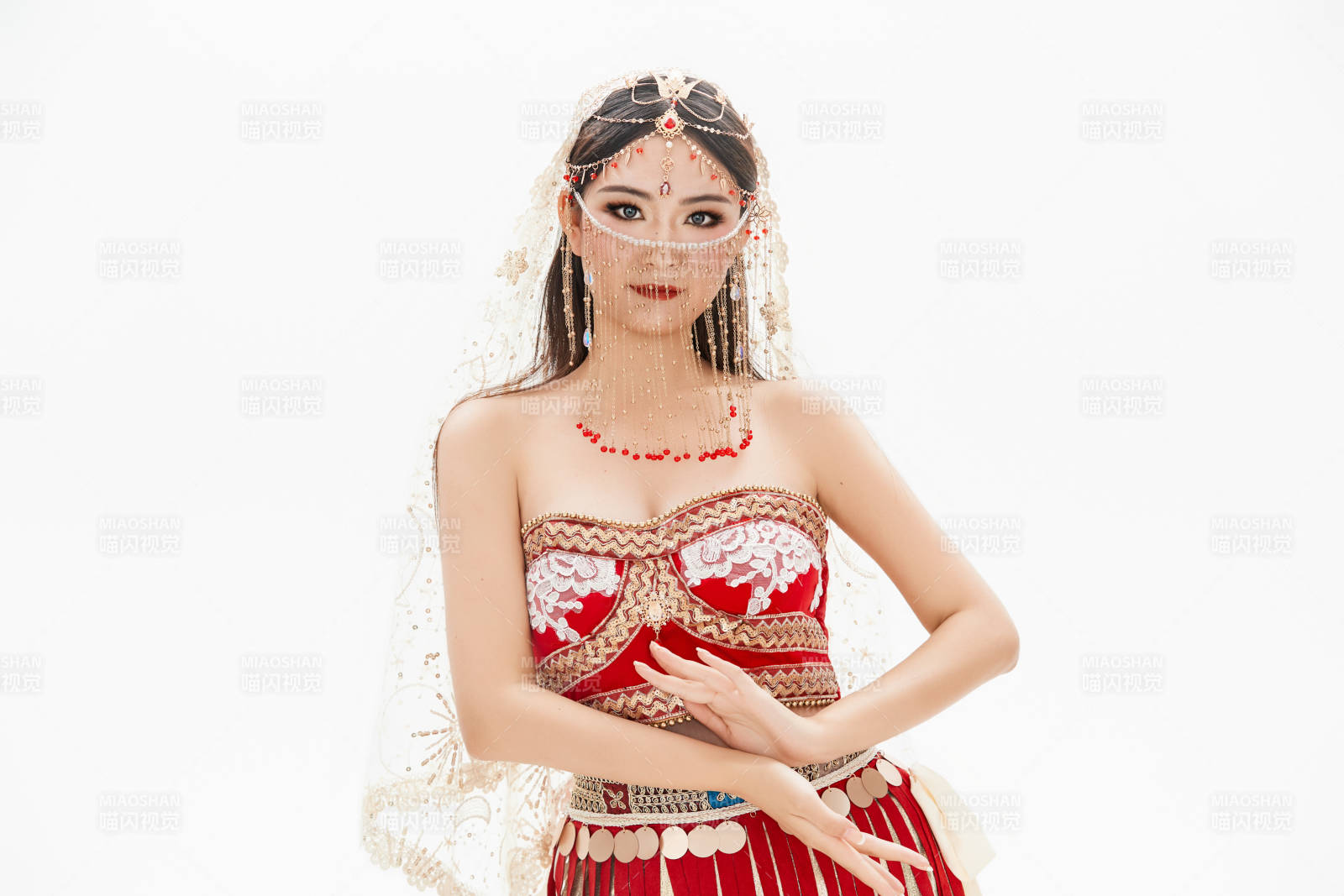 穿着印度传统风格服饰的肚皮舞演员图片