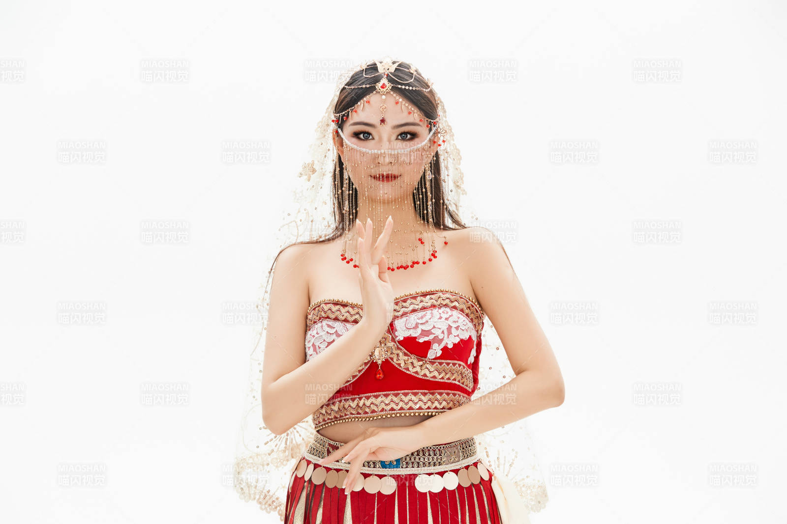 穿着印度传统风格服饰的肚皮舞演员图片