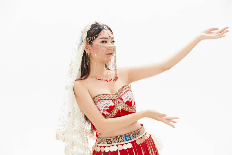 穿着印度传统风格服饰的肚皮舞演员图片