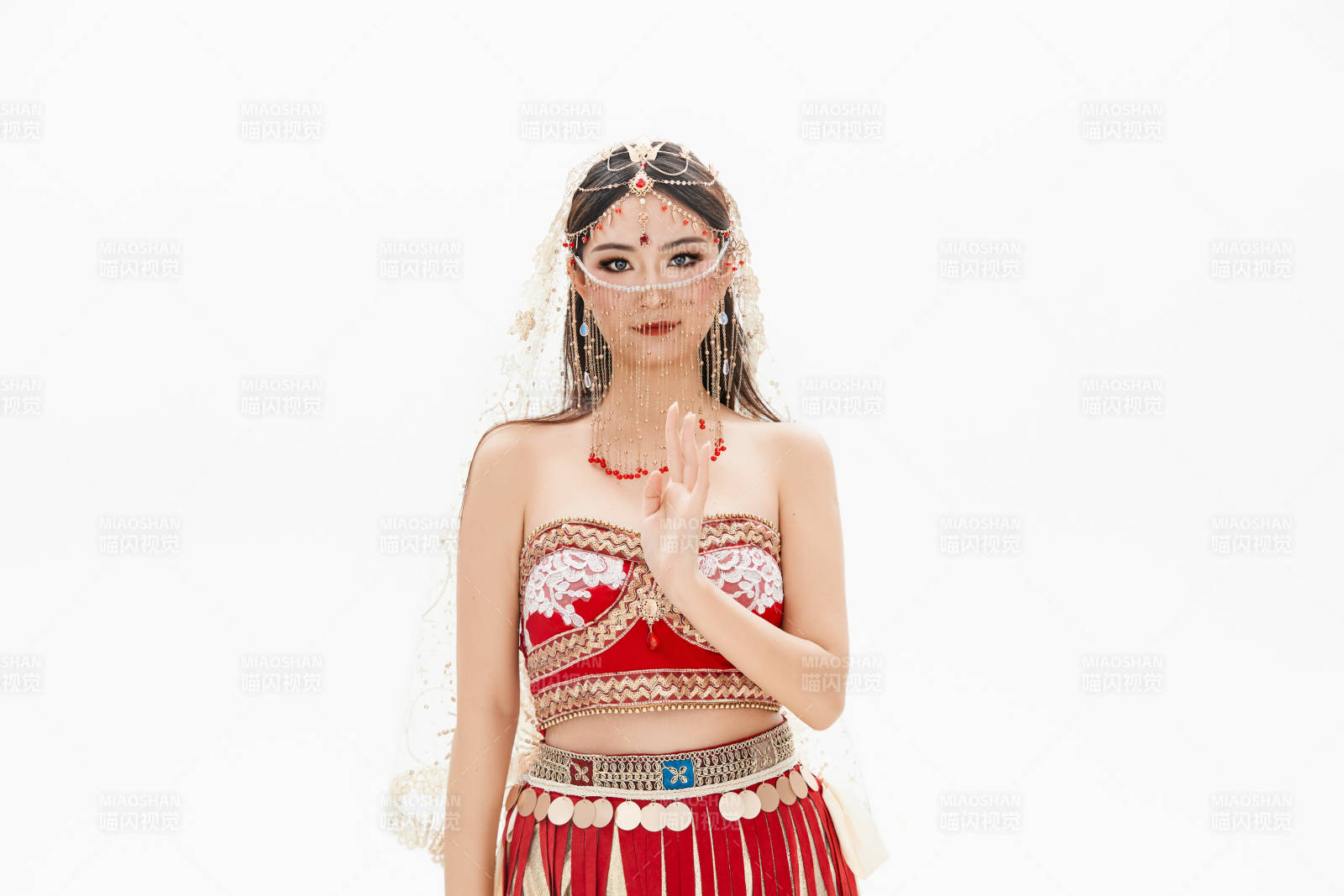 穿着印度传统风格服饰的肚皮舞演员图片