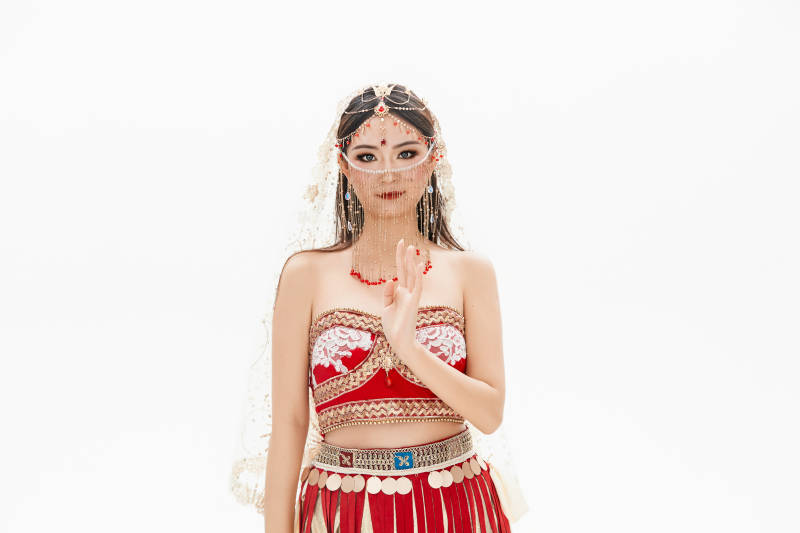 穿着印度传统风格服饰的肚皮舞演员图片