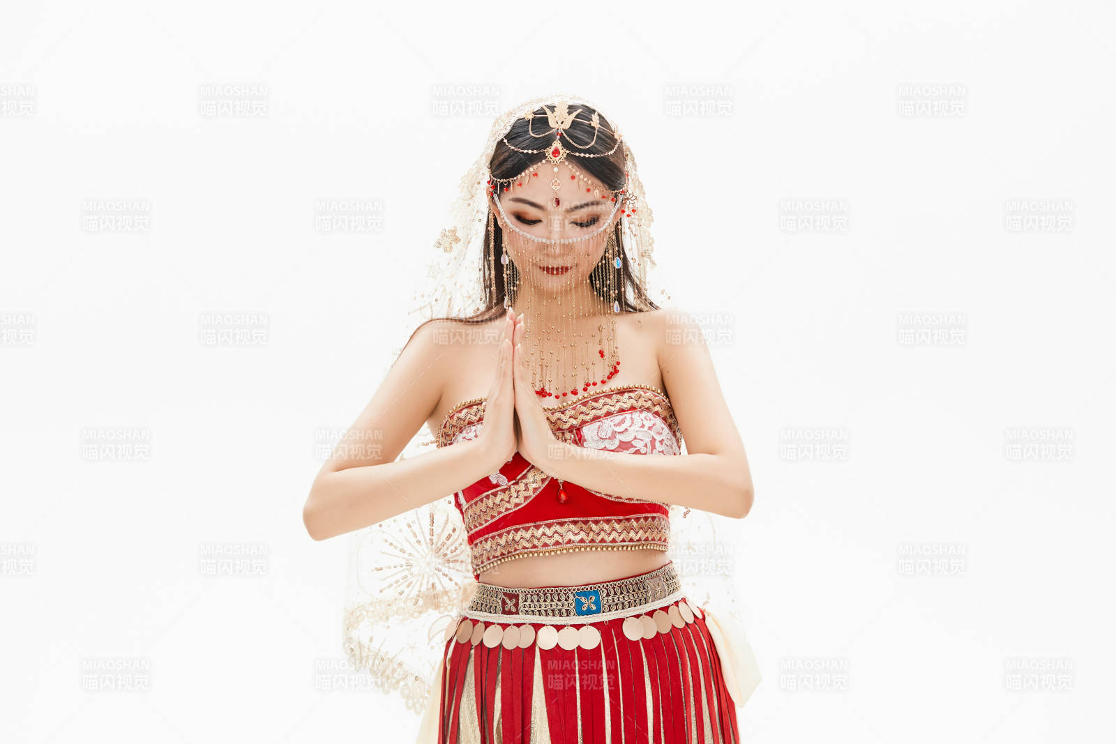 穿着印度传统风格服饰的肚皮舞演员图片