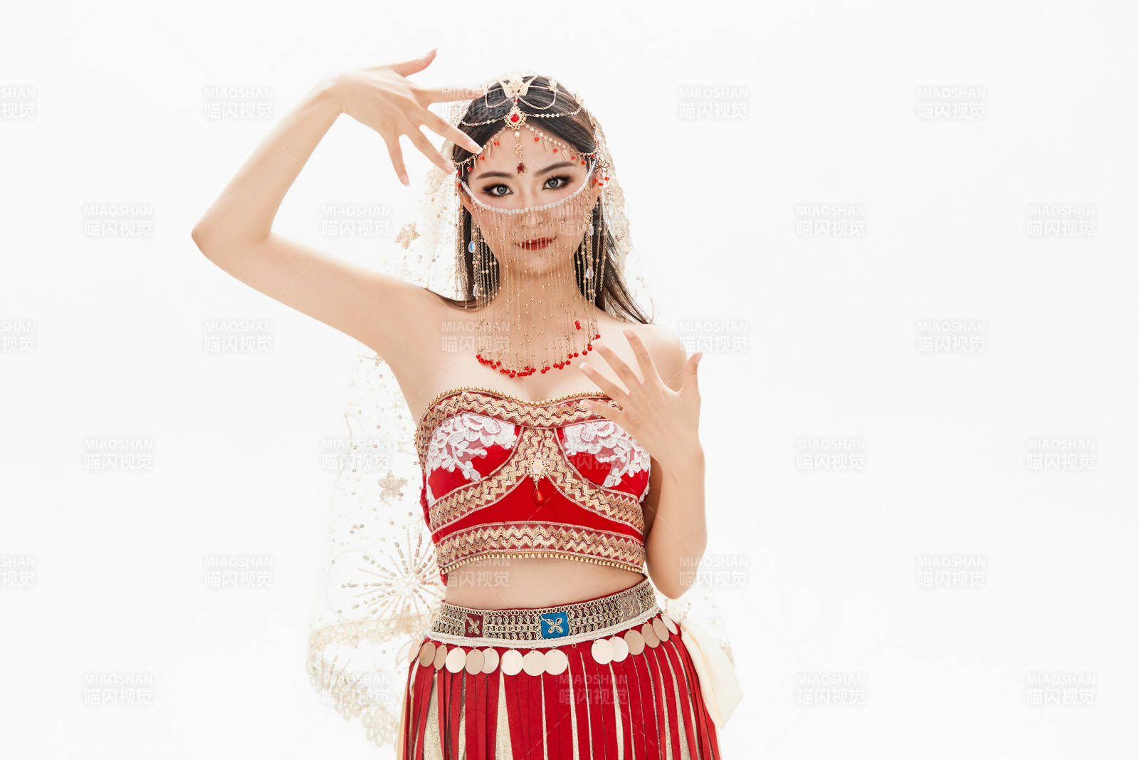 穿着印度传统风格服饰的肚皮舞演员图片