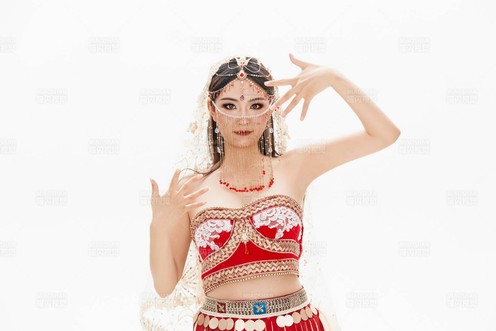 穿着印度传统风格服饰的肚皮舞演员图片