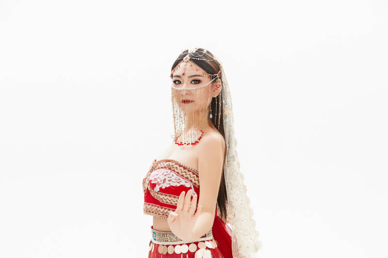 穿着印度传统风格服饰的肚皮舞演员图片