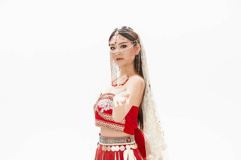 穿着印度传统风格服饰的肚皮舞演员图片